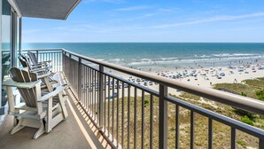 Ein Balkon mit Blick auf den Strand und den Ozean.
