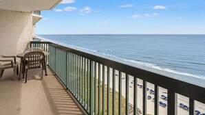 Een balkon met uitzicht op het strand en de oceaan.