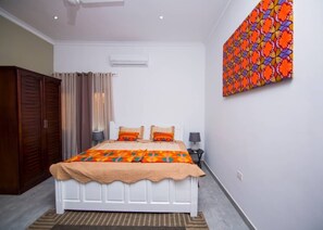In-room safe, iron/ironing board, free WiFi, bed sheets - The Blank Lounge & Apartment (Accra)
