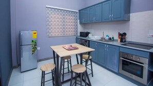 Deluxe Apartment, Patio | Private kitchen | Fridge, microwave, oven, stovetop