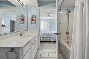 Bañera con ducha, bañera de hidromasaje, secador de pelo, toallas