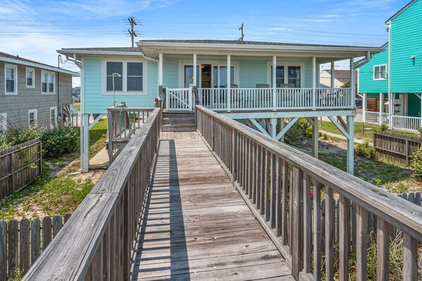 Terrace/patio - Oceanfront cottage w/private beach access, amazing deck views--in North Myrtle Beach (North Myrtle Beach)