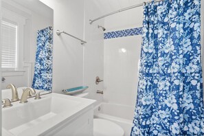 Combined shower/bathtub, hair dryer, towels - Oceanfront cottage w/private beach access, amazing deck views--in North Myrtle Beach (North Myrtle Beach)