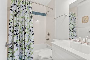 Combined shower/bathtub, hair dryer, towels - Oceanfront cottage w/private beach access, amazing deck views--in North Myrtle Beach (North Myrtle Beach)