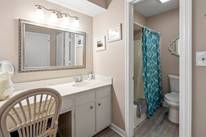 Combined shower/bathtub, towels