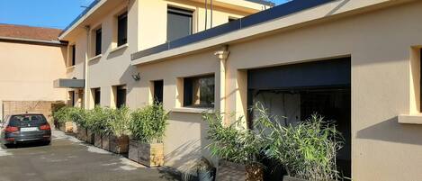 المنشأة من الخارج