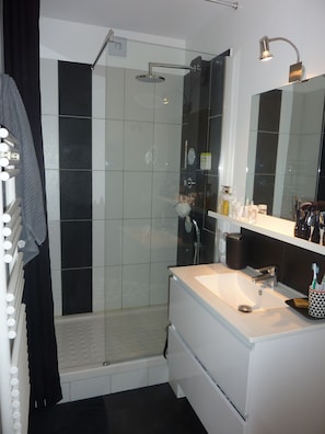 Bathtub, hair dryer
