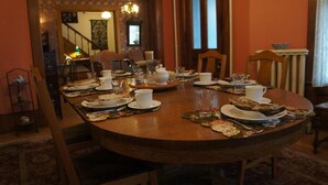 Una mesa de comedor lista para una comida, con platos, tazas y vasos.