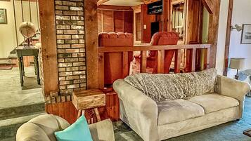 Smart TV, caminetto, videogiochi, lettore DVD