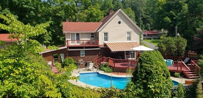 Camina hasta el lago George, playa, muelles! Estacionamiento para bote! Duerme 12. Pool, Lrg Deck!