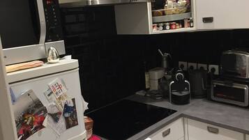 Micro-ondes, lave-vaisselle, cafetière/bouilloire
