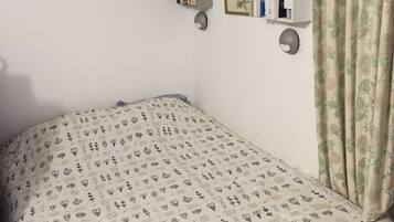 1 slaapkamer, een strijkplank/strijkijzer, gratis wifi, beddengoed