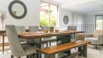 Apartemen Premium | Makan di kamar