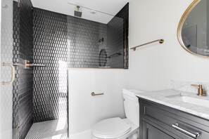Shower, hair dryer, towels, soap - Stunning Modern Studio Will Take Your Breath Away (Richmond)