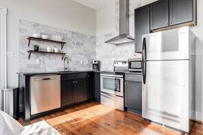 Fridge, microwave, oven, stovetop - Stunning Modern Studio Will Take Your Breath Away (Richmond)