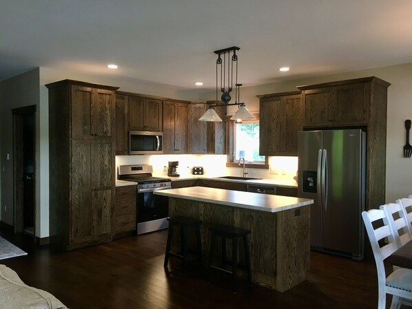 Réfrigérateur, micro-ondes, four, plaque de cuisson