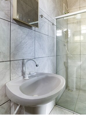 Quadruple Room | Bathroom - Hotel LM (Pedro Canário)