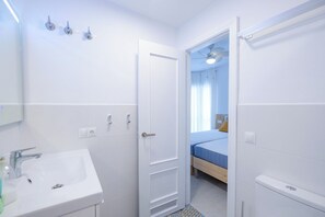 Ducha, secador de pelo, toallas y jabón