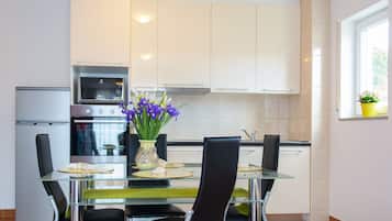 Deluxe Apartment | Private kitchen | Full-size fridge, microwave, stovetop, coffee/tea maker