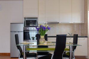 Appartement Deluxe | Cuisine privée | Grand réfrigérateur, micro-ondes, plaque de cuisson