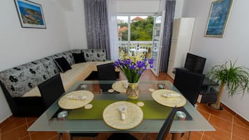 Deluxe Apartment | In-room dining
