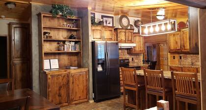 🌲20 Min to Yellowstone, High Speed Fiber, Hot tub, Fire Pit, Play Structure.