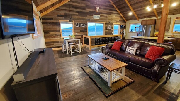 TV, fireplace, DVD player - Mountain Traveler Ranch Barndominium (Kalispell)