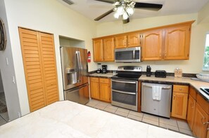 Kjøleskap, mikrobølgeovn, ovn og kokeplater