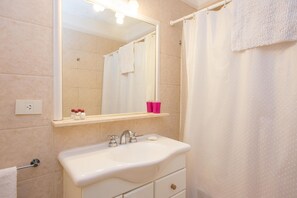 Classic Apartment | Bathroom shower - Apartment Rod Pena II By Hart (Buenos Aires)