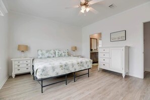 3 bedrooms, iron/ironing board, WiFi, bed sheets - Paradise Found | Pet friendly, boating on Cudjoe (Cudjoe Key)