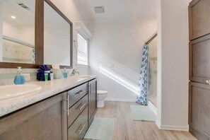 浴缸、吹风机、毛巾