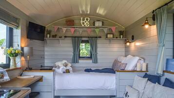 1 bedroom, bed sheets
