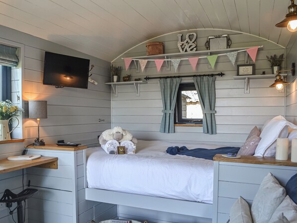 1 bedroom, bed sheets