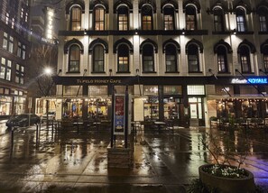 Bagian depan properti - sore/malam