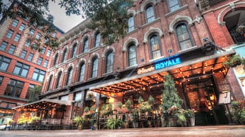 Majoituspaikan julkisivu illalla/yöllä