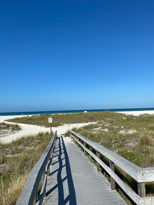 Beach nearby, sun-loungers, beach towels - Beautiful 1 BR 1 Bath condo on intercoastal in Treasure Island (Treasure Island)