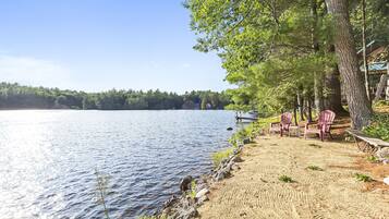 Na praia, espreguiçadeiras, toalhas de praia