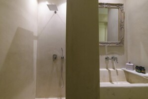 Doccia, asciugacapelli, bidet, asciugamani