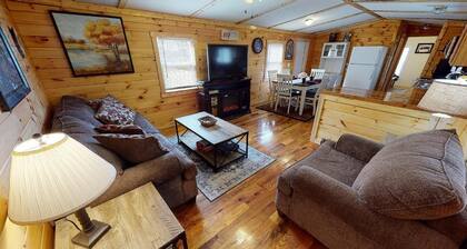 Charming Coyote Ridge Cabin w/ Private Hot Tub