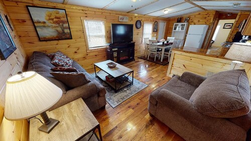Pet Friendly Cabin near Hocking Hills with hot tub in Nelsonville Ohio