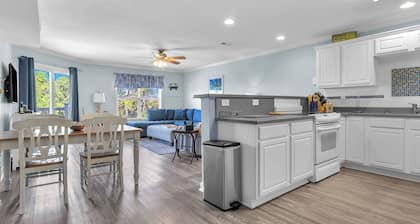 Dolphy Daze: Comfortable Condo, Convenient to Beach & Shops