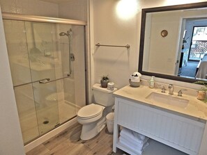 Combined shower/bathtub, hair dryer, towels, soap - Beautiful Multi-Unit Paradise Retreats B37 and B45 (Avalon)