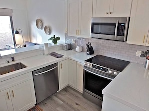 Réfrigérateur, four à micro-ondes, un four, surface de cuisson