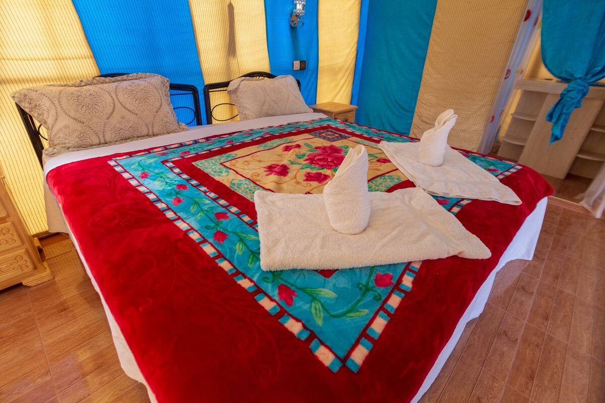 Deluxe Tent | WiFi (free), bed sheets