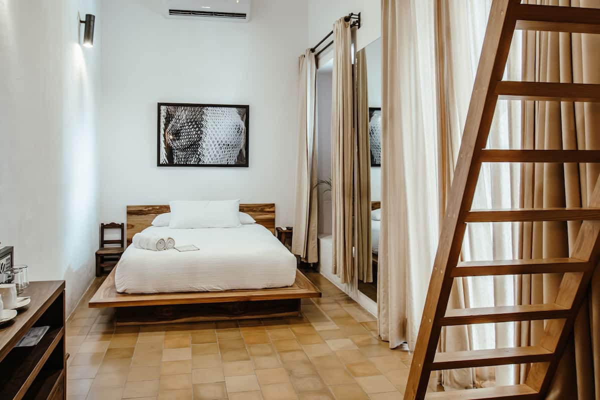 Zimmer (MATES SUITES) | Hochwertige Bettwaren, Betten mit Memory-Foam-Matratzen, Zimmersafe