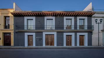 Vista frontal de la propiedad