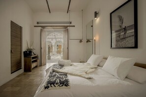 Huone (SICARU SUITE) | Ylelliset vuodevaatteet, memory foam -patjalliset sängyt