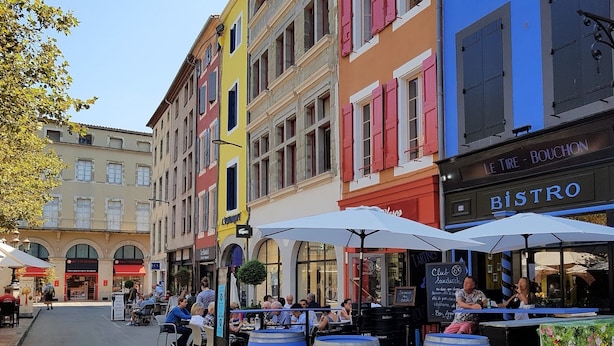 A street with outdoor seating and a bistro. - House Châteaudun - Air conditioning, Terrace & Private garage (Carcassonne)