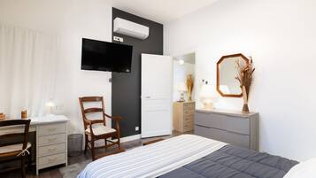 2 chambres, bureau, fer et planche Ă repasser, lit parapluie