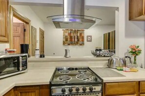 Apartment 12 | Private kitchen | Fridge, microwave, oven, stovetop - Evie's apartment (Oklahoma City)